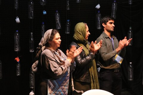 گزارش تصویری | اجرای نمایش "کافه پولشری" کاری از هنرمندان استان چهارمحال و بختیاری