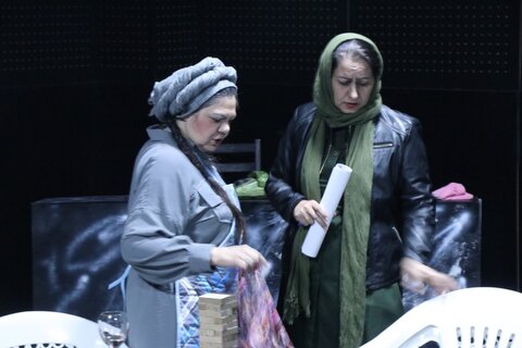 گزارش تصویری | اجرای نمایش "کافه پولشری" کاری از هنرمندان استان چهارمحال و بختیاری