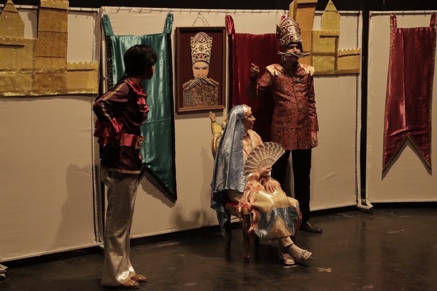 اجرای نمایش "سوسک وشاهزاده عاشق" کاری از هنرمندان استان قم