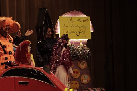 گزارش تصویری | اجرای نمایش " شهر خنده ها " کاری از هنرمندان استان البرز