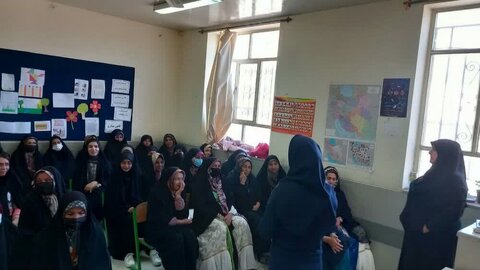 فیروز آباد|برگزاری جلسات آموزشی ارتباط با نوجوان و چالشهای دوره نوجوانی در روستاهای بخش میمند فیروزآباد
