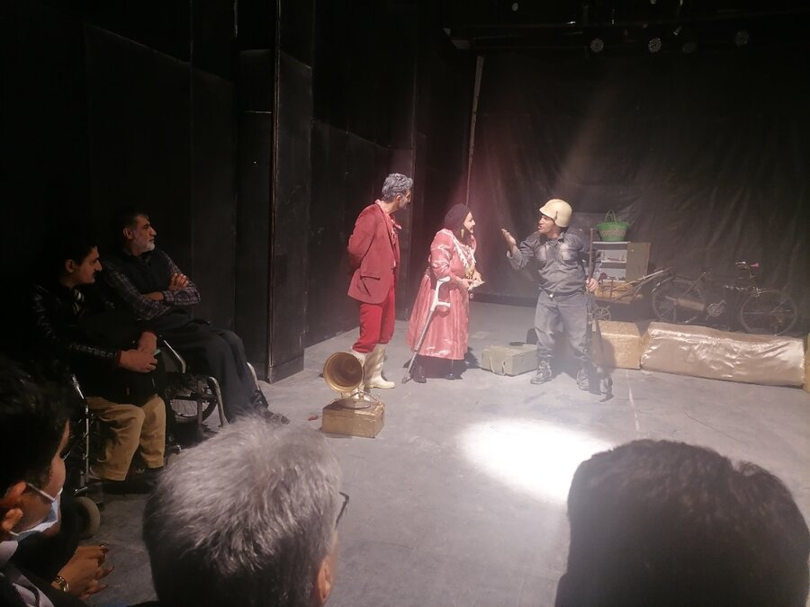 نمایش پیک نیک در جنگ اثر اردشیر جهانشاهی نمایش پیک نیک در جنگ اثر اردشیر جهانشاهی