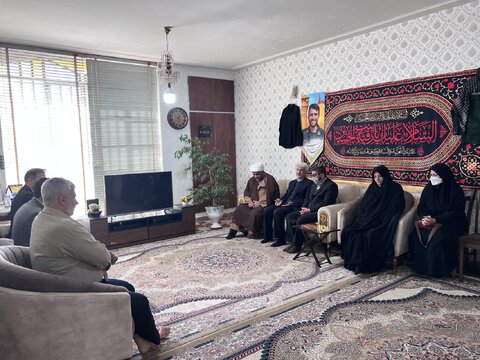 گزارش تصویری|دیدار مدیر کل بهزیستی فارس با خانواده شهید محمد اسلامی در منزل شهید