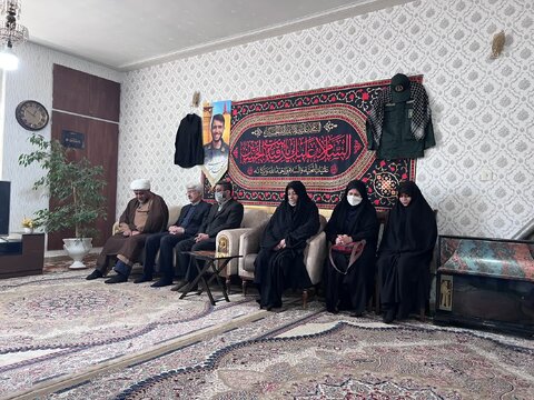 گزارش تصویری|دیدار مدیر کل بهزیستی فارس با خانواده شهید محمد اسلامی در منزل شهید