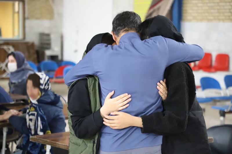 دیدار فرزندانِ تحت پوشش بهزیستی خراسان رضوی با خانواده‌های خود در زندان وکیل آباد مشهد