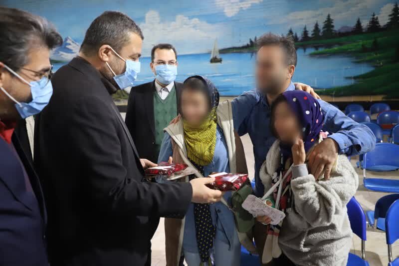 دیدار فرزندانِ تحت پوشش بهزیستی خراسان رضوی با خانوادههای خود در زندان وکیل آباد مشهد