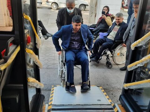 بابل׀ بازدید مشاور استاندار مازندران در امور افراد دارای معلولیت از اتوبوس مناسب شده حمل و نقل عمومی در بابل