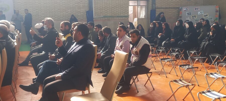 جمعی از کارکنان بهزیستی و کارشناسان اورژانس اجتماعی در همایش نواختن زنگ انقلاب بهزیستی شهرستان فیروزکوه حضور پیدا کردند.