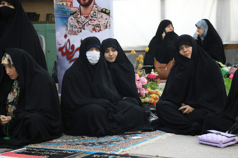مراسم گلباران مزار شهدا به مناسبت ایام الله دهه مبارک فجر در گلزار شهدای رشت برگزار شد