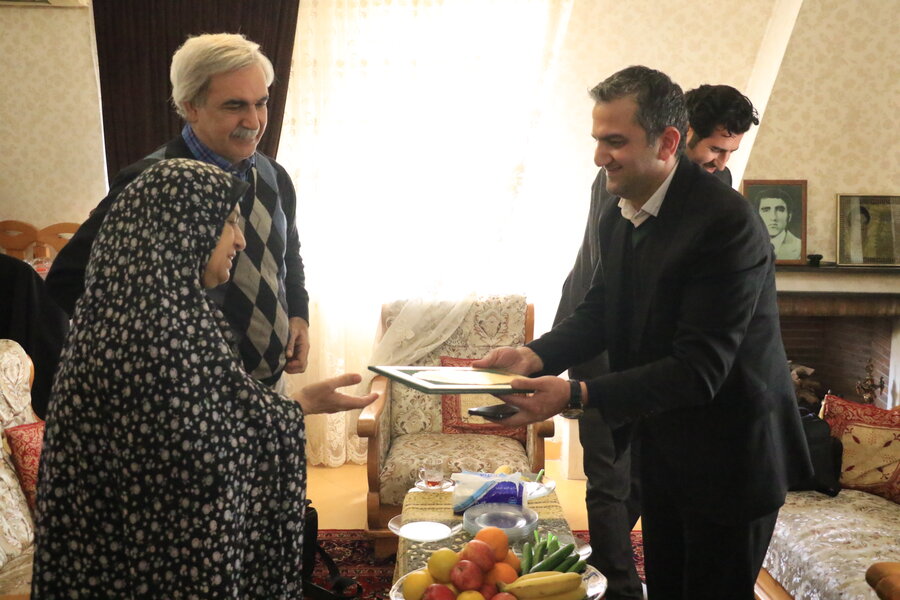 دیدار مدیرکل بهزیستی گیلان با خانواده شهید انقلاب "حسین نوری" در شهرستان رشت 