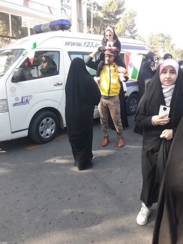 گزارش تصویری/ حضور فعال تیم های اورژانس اجتماعی ۱۲۳ در مسیرهای راهپیمایی ۲۲ بهمن