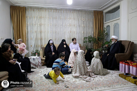 دیدار تولیت آستان قدس رضوی با خانوادههای فرزندپذیر مشهد