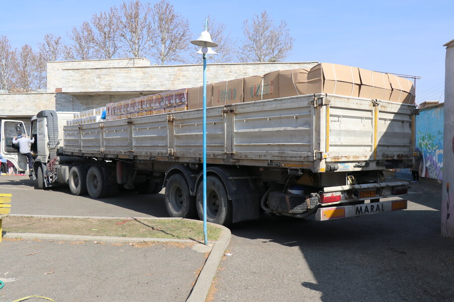 توزیع کمک های خیرخواهانه خیرین به زلزله زدگان خوی