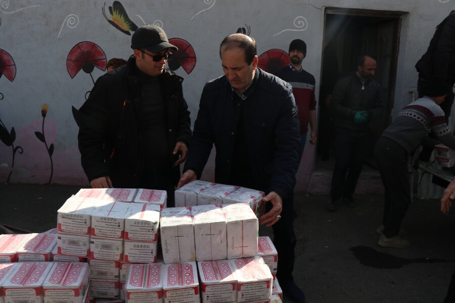 توزیع کمک های خیرخواهانه خیرین به زلزله زدگان خوی