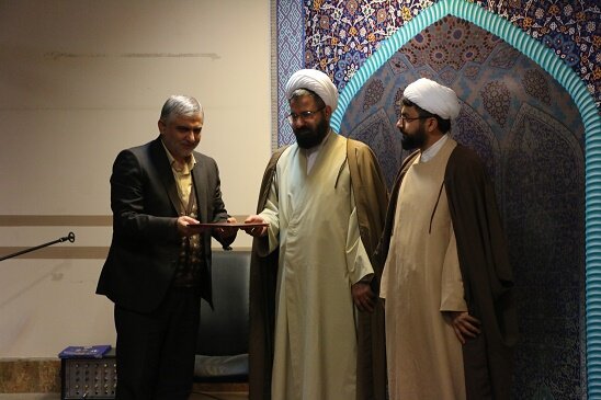 تقدیر از مدیر کل و فعالان نماز توسط رئیس ستاد اقامه نماز استان