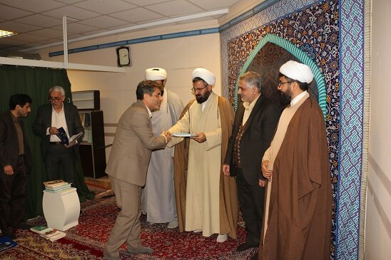 تقدیر از مدیر کل و فعالان نماز توسط رئیس ستاد اقامه نماز استان