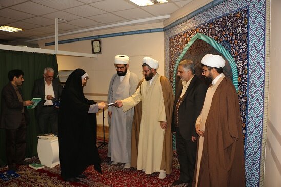 تقدیر از مدیر کل و فعالان نماز توسط رئیس ستاد اقامه نماز استان