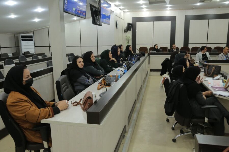 نشست تخصصی مدیرکل و معاون امور اجتماعی بهزیستی کردستان با کارشناسان اورژانس اجتماعی
