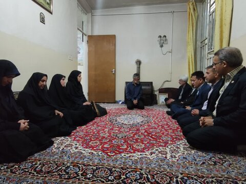 دیدار مدیر کل و اعضای شورای معاونین بهزیستی فارس با خانواده شهید والامقام محمدرضا کشاورز به مناسبت روز جوان