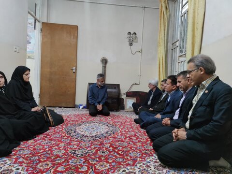 گزارش تصویری|دیدار مدیر کل و اعضای شورای معاونین بهزیستی فارس با خانواده شهید محمدرضا کشاورز به مناسبت روز جوان