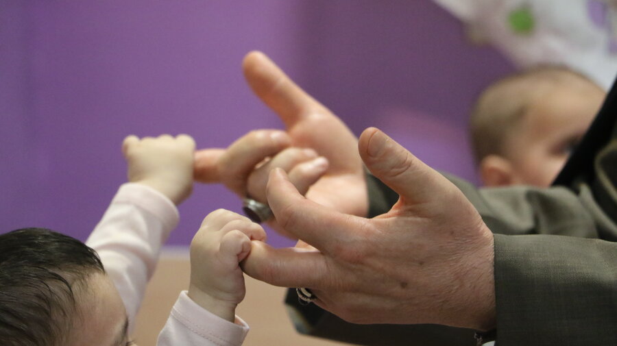 دستان مهر در دست کودکان محروم از مهر خانواده