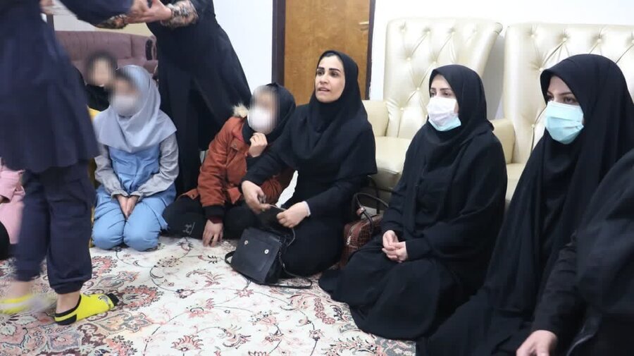 دستان مهر در دست کودکان محروم از مهر خانواده