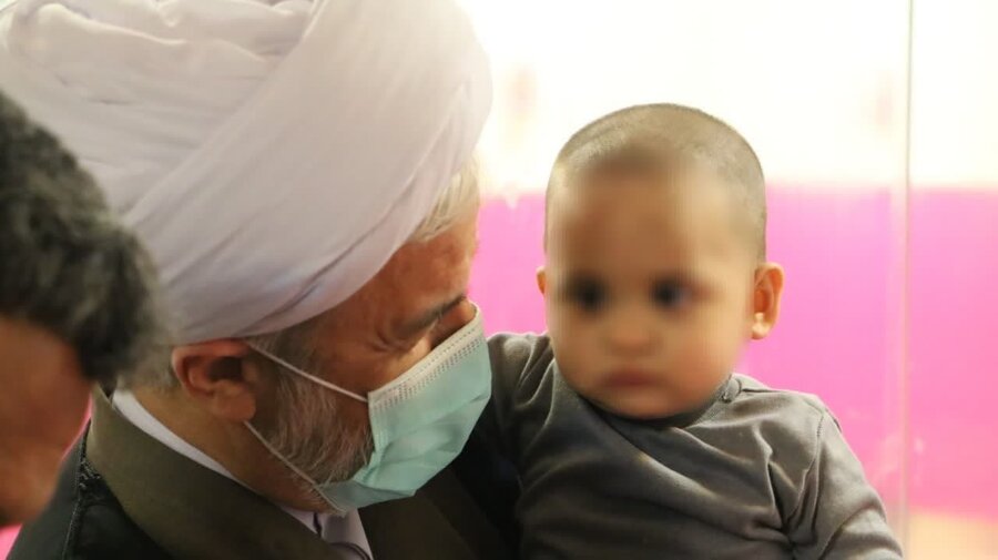 دستان مهر در دست کودکان محروم از مهر خانواده