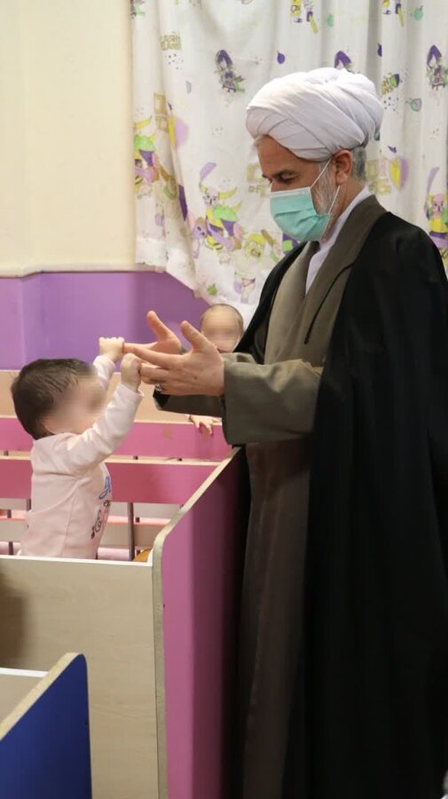 دستان مهر در دست کودکان محروم از مهر خانواده