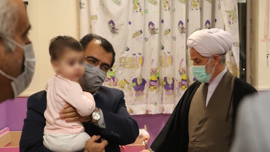 دستان مهر در دست کودکان محروم از مهر خانواده