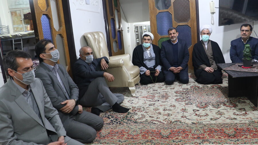 دستان مهر در دست کودکان محروم از مهر خانواده