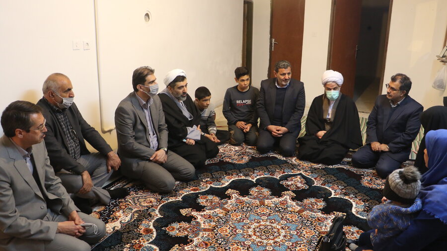 دستان مهر در دست کودکان محروم از مهر خانواده