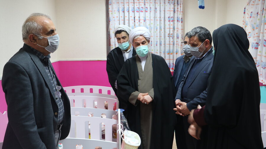 دستان مهر در دست کودکان محروم از مهر خانواده