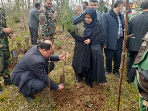 تالش | کاشت چندین اصله نهال توسط کارکنان بهزیستی گیلان در دانشگاه آزاد اسلامی تالش