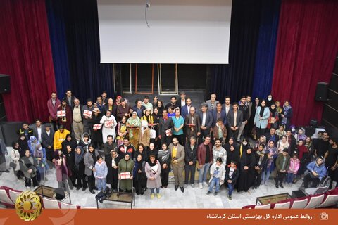 تئاتر " چهار در چهار " با هنرمندیِ مددجویان بهزیستی کرمانشاه برگزار شد