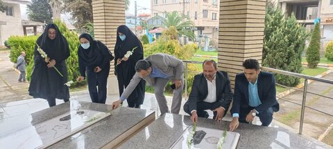 صومعه سرا | گلباران مزار شهدا توسط رئیس و جمعی از کارکنان بهزیستی و بنیاد شهید صومعه سرا