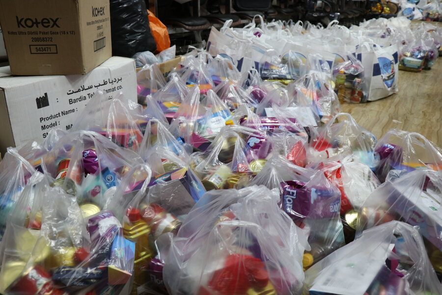 ارسال مواد غذایی به زلزله زدگان شهرستان خوی