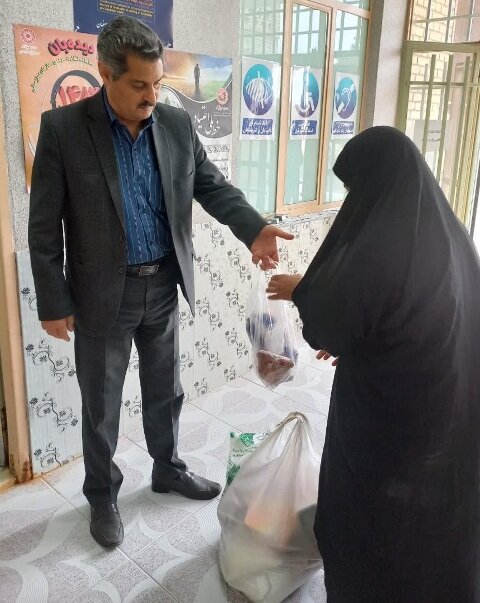 اردستان | توزیع بسته مواد غذایی در بین جامعه هدف