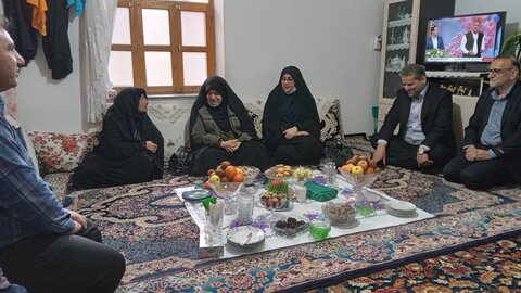 مدیرکل بهزیستی مازندران با خانواده شهید عین اله اسلامی در روستای شلدره دیدار کرد