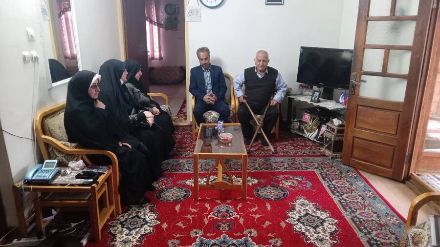 مدیرکل بهزیستی مازندران با خانواده شهید کوهزادی در روستای پهندر دیدار کرد