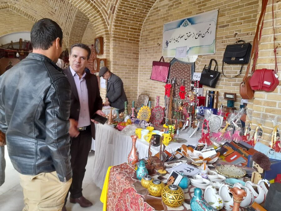  نمایشگاه صنایع دستی و هنرهای سنتی معلولین در خانه کرد سنندج برگزار شد