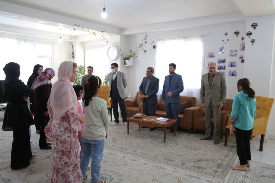 مدیرکل بهزیستی در معیت مدیرکل دیوان محاسبات کردستان با فرزندان مرکز شبانه روزی موسسه هانای پاکان دیدار کردند