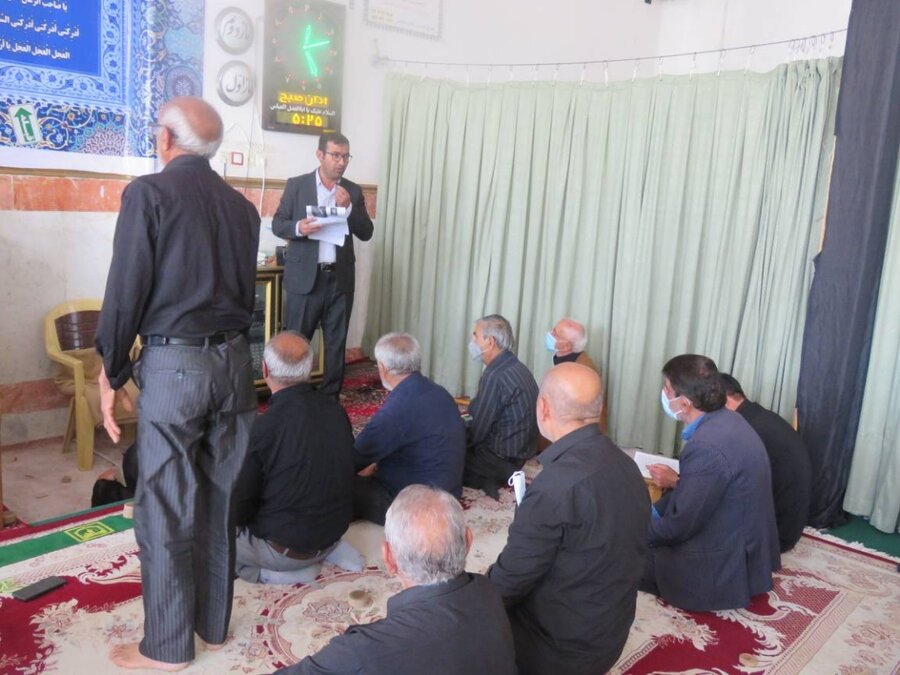 حضور رئیس بهزیستی شهرستان کهگیلویه  در مسجد امیرالمومنین در جمع نمازگزاران