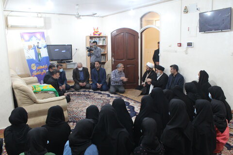 ببینیم|گزارش خبری از حضور خادمیاران آستان قدس رضوی و مسئولان عالی رتبه خوزستان در مراکز شبه خانواده بهزیستی