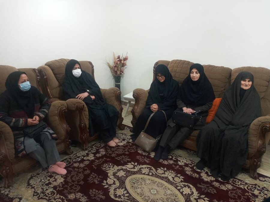 فومن | دیدار رئیس بهزیستی فومن با خانواده شهید "شمس الله فیض الهی" در شهرستان فومن