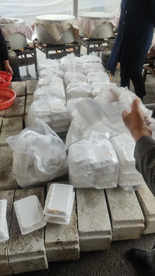 گزارش تصویری l توزیع ۳۰۰۰ غذای گرم به مددجویان بهزیستی شهرستان خوی 