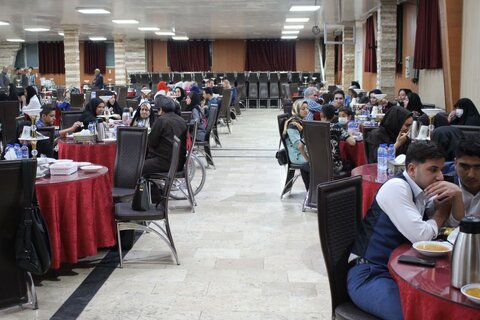 ضیافت افطاری در جمع فرزندان مراکز بهزیستی و خانواده های معلولین