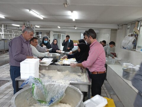 بیرجند | آخرین مرحله پخت ١۵٠٠٠ پرس غذای گرم توسط مدیریت بهزیستی شهرستان بیرجند انجام شد