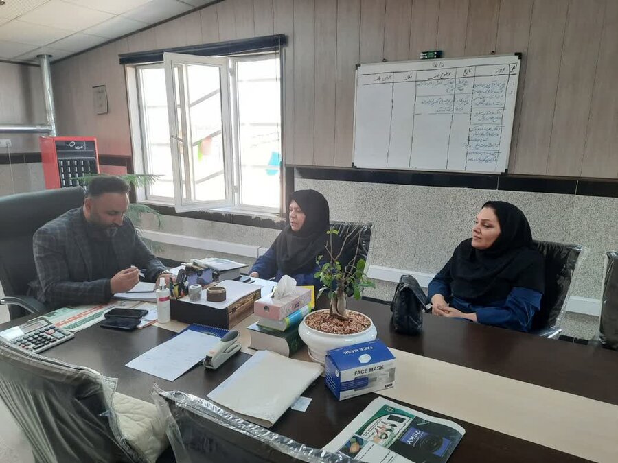 نهاوند| توزیع بروشورهای معرفی خدمات بهزیستی جهت جلب مشارکت خیرین و نیکوکاران