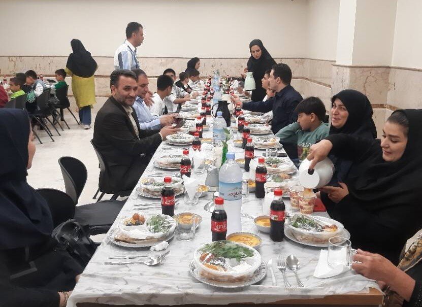اسلامشهر| برگزاری ضیافت افطاری در کنار فرزندان مرکز تکریم انسان