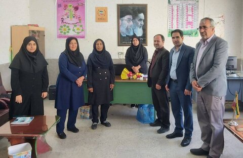ارسنجان| رئیس اداره بهزیستی از معلمین مدرسه دخترانه حاج علیرضا اسکندری تقدیر کرد